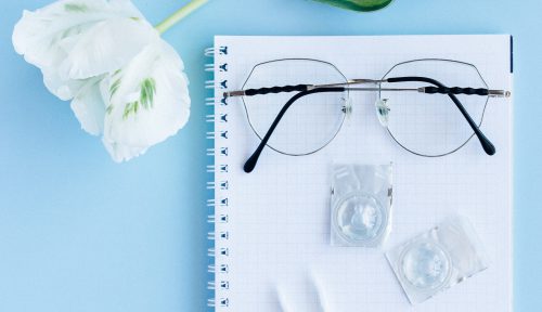 Soczewki czy okulary – zalety i wady obu opcji